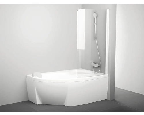 Moderní rohová vana s bílým panelem, průhlednou skleněnou zástěnou, integrovanou sprchovou soupravou a opěrkou hlavy.