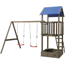 Dřevěné dětské hřiště se dvěma červenými houpačkami, hrací věží s modrou střechou a integrovaným pískovištěm.