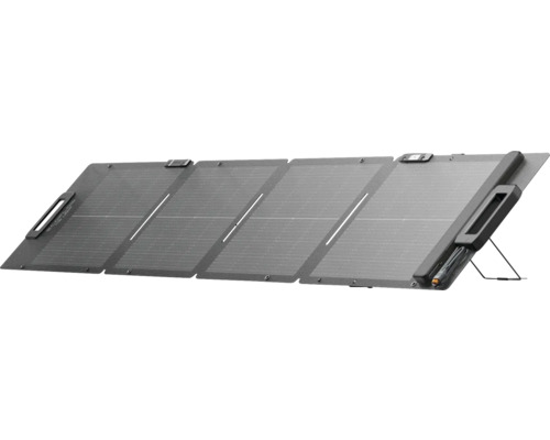 Přenosný solární panel EcoFlow se čtyřmi skládacími segmenty a integrovaným stojánkem.