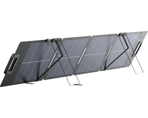 Skládací solární panel se čtyřmi moduly a výklopnými stojany pro mobilní výrobu elektřiny.