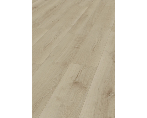 Laminátová nebo vinylová podlaha se vzhledem dubu s viditelnou strukturou dřeva a suky.