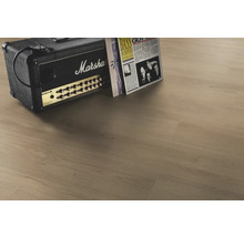 Laminátová podlaha ve vzhledu světlého dubu s autentickou texturou dřeva, doplněná kytarovým zesilovačem s Marshall Logo a vinylovými deskami.