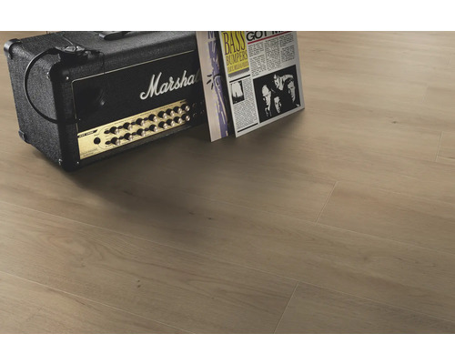 Laminátová podlaha ve vzhledu světlého dubu s autentickou texturou dřeva, doplněná kytarovým zesilovačem s Marshall Logo a vinylovými deskami.