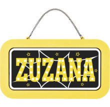 Cedulka na dveře s řetízkem, jméno Zuzana ve žlutém písmu s bílými body na černém pozadí se žlutými hvězdami a bílými liniemi.