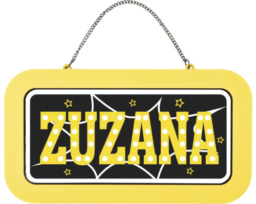 Cedulka na dveře s řetízkem, jméno Zuzana ve žlutém písmu s bílými body na černém pozadí se žlutými hvězdami a bílými liniemi.