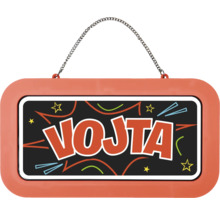 Obdélníková oranžová jmenovka se jménem VOJTA ve stylizovaném písmu, grafickými prvky a kovovým řetízkem.