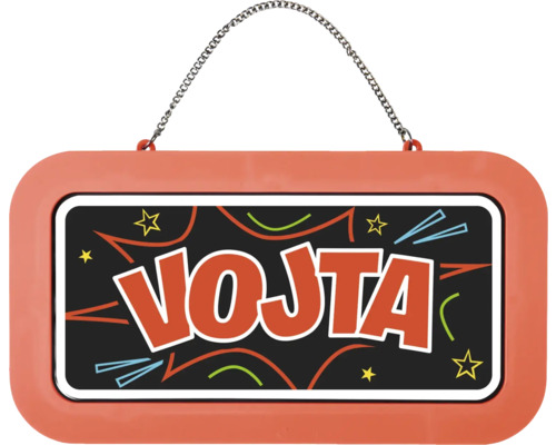 Obdélníková oranžová jmenovka se jménem VOJTA ve stylizovaném písmu, grafickými prvky a kovovým řetízkem.