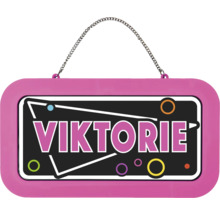 Jmenovka na dveře se jménem Viktorie v růžovém rámu, retro design s geometrickými tvary a stříbrným řetízkem.