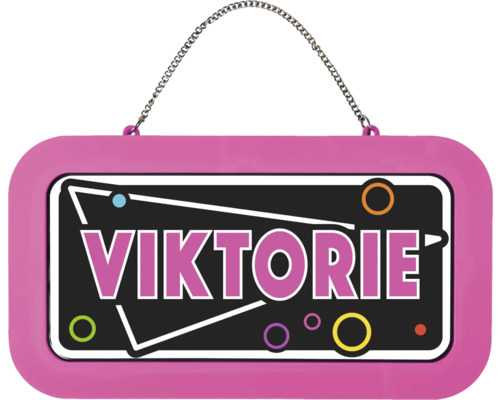 Jmenovka na dveře se jménem Viktorie v růžovém rámu, retro design s geometrickými tvary a stříbrným řetízkem.