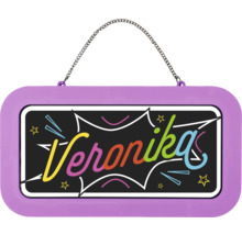 Jmenovka na dveře se jménem Veronika v komiksovém stylu, fialový rám a kovový řetízek na zavěšení.