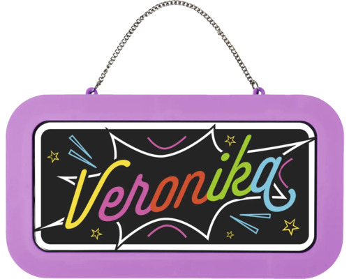 Jmenovka na dveře se jménem Veronika v komiksovém stylu, fialový rám a kovový řetízek na zavěšení.