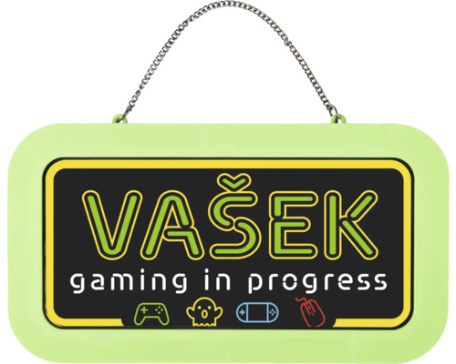 Světle zelená závěsná cedule s řetízkem, nápis VAŠEK gaming in progress a herní symboly.