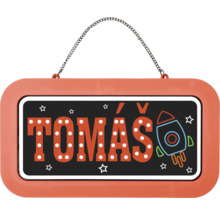 Obdélníková jmenovka do dětského pokoje se jménem Tomás, motivem rakety, hvězdami a řetízkem na zavěšení.