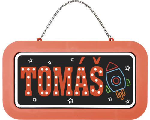Obdélníková jmenovka do dětského pokoje se jménem Tomás, motivem rakety, hvězdami a řetízkem na zavěšení.
