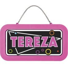 Růžová jmenovka na dveře s kovovým řetízkem a jménem Tereza v retro stylu.