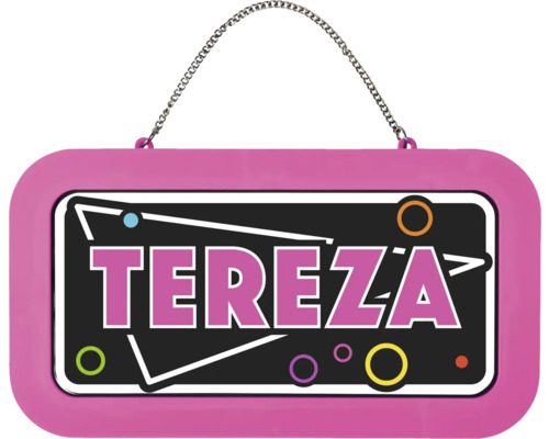 Růžová jmenovka na dveře s kovovým řetízkem a jménem Tereza v retro stylu.
