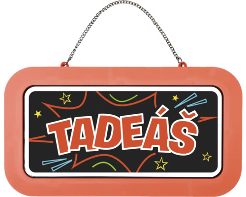 Dětská jmenovka se jménem Tadeáš v komiksovém stylu s hvězdami a řetízkem na zavěšení.