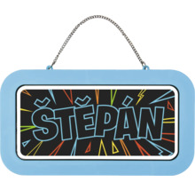 Modrá dětská jmenovka se jménem Štěpán, grafickým vzorem a kovovým řetízkem na zavěšení.