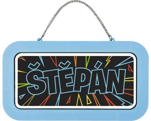 Modrá dětská jmenovka se jménem Štěpán, grafickým vzorem a kovovým řetízkem na zavěšení.