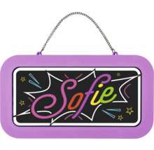 Jmenovka na dveře se jménem Sofie, barevná písmena na černém pozadí, fialový rám a kovový řetízek na zavěšení.