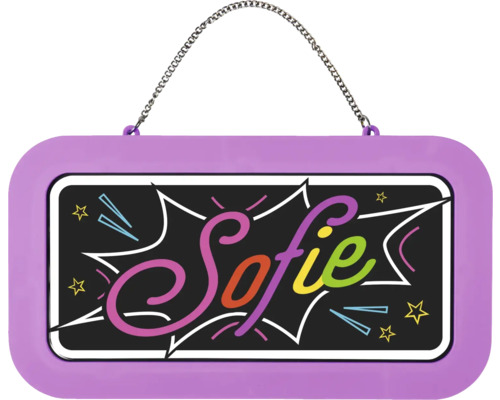 Jmenovka na dveře se jménem Sofie, barevná písmena na černém pozadí, fialový rám a kovový řetízek na zavěšení.