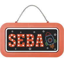 Jmenovka do dětského pokoje s nápisem SEBA, motivem rakety a řetízkem na zavěšení.
