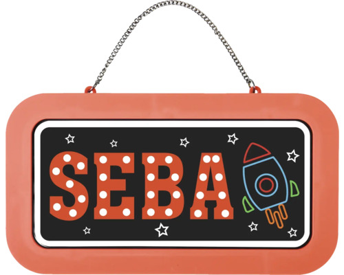 Jmenovka do dětského pokoje s nápisem SEBA, motivem rakety a řetízkem na zavěšení.