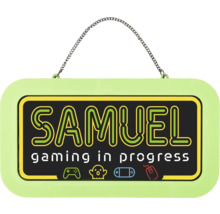 Závěsná dekorační tabulka s textem Samuel gaming in progress a symboly ovladače, ducha, herní konzole a myši.