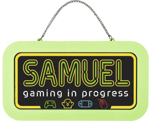 Závěsná dekorační tabulka s textem Samuel gaming in progress a symboly ovladače, ducha, herní konzole a myši.