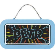 Jmenovka se jménem Petr v komiksovém designu a kovovým řetízkem na zavěšení.