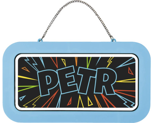Jmenovka se jménem Petr v komiksovém designu a kovovým řetízkem na zavěšení.
