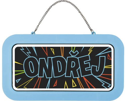 Jmenovka na dveře Ondřej v komiksovém designu s barevnými blesky a kovovým řetízkem na zavěšení.