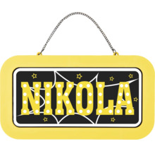 Jmenovka Nikola s řetízkem, žlutá a černá s hvězdami a efektem světelných bodů.