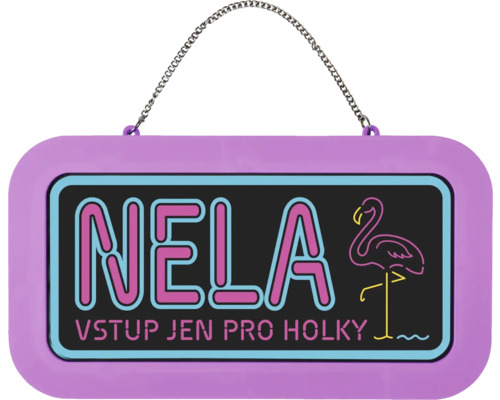 Cedulka na dveře se jménem Nela, motivem plameňáka a textem Vstup jen pro holky, fialový rám a kovový řetízek.