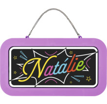 Fialová jmenovka na dveře s nápisem Natálie v komiksovém stylu a s kovovým řetízkem na zavěšení.