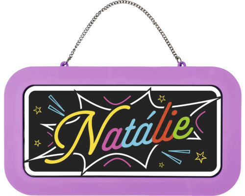Fialová jmenovka na dveře s nápisem Natálie v komiksovém stylu a s kovovým řetízkem na zavěšení.