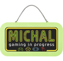 Cedule na dveře s řetízkem, jméno Michal a text gaming in progress s herními ikonami.