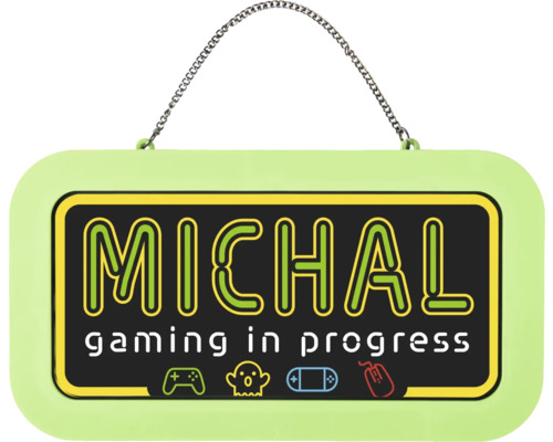 Cedule na dveře s řetízkem, jméno Michal a text gaming in progress s herními ikonami.