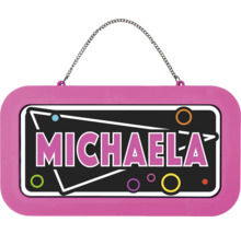 Jmenovka na dveře Michaela, růžová, z plastu s kovovým řetízkem na zavěšení, retro design.