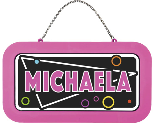 Jmenovka na dveře Michaela, růžová, z plastu s kovovým řetízkem na zavěšení, retro design.