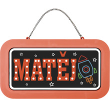 Dětská jmenovka na dveře se jménem MATĚJ, motivem rakety a hvězdami, zavěšená na řetízku.