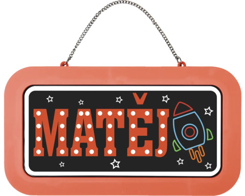 Dětská jmenovka na dveře se jménem MATĚJ, motivem rakety a hvězdami, zavěšená na řetízku.