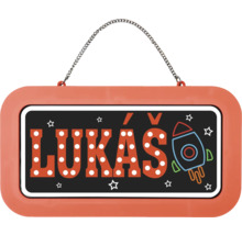 Dětská jmenovka Lukáš s motivem rakety, hvězdami a kovovým řetízkem na zavěšení.