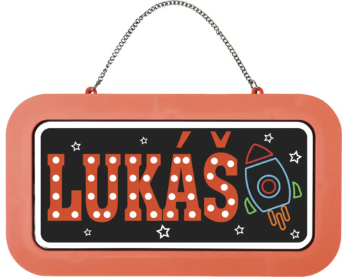 Dětská jmenovka Lukáš s motivem rakety, hvězdami a kovovým řetízkem na zavěšení.