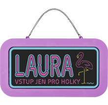 Dveřní cedulka s řetízkem, fialový rám, černá plocha se jménem Laura, plameňákem a nápisem Vstup jen pro holky v neonovém stylu.