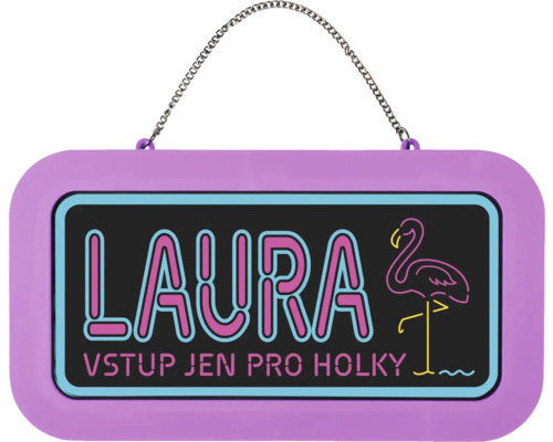 Dveřní cedulka s řetízkem, fialový rám, černá plocha se jménem Laura, plameňákem a nápisem Vstup jen pro holky v neonovém stylu.