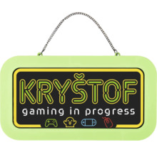 Dekorativní cedule na dveře pro hráče se jménem Kryštof, textem gaming in progress, herními ikonami a kovovým řetízkem na zavěšení.