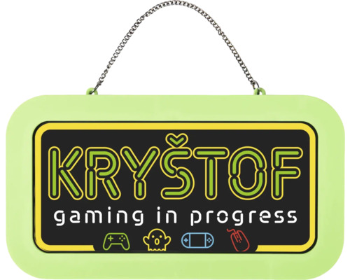 Dekorativní cedule na dveře pro hráče se jménem Kryštof, textem gaming in progress, herními ikonami a kovovým řetízkem na zavěšení.