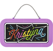 Jmenovka se jménem Kristýna v barevných písmenech, komiksový design, fialový rám s kovovým řetízkem na zavěšení.