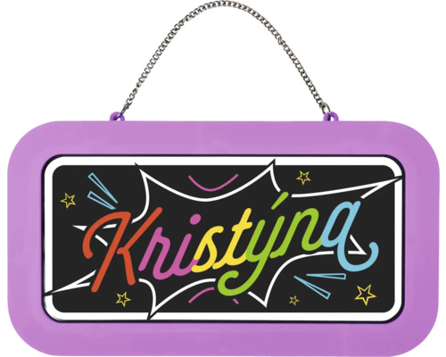 Jmenovka se jménem Kristýna v barevných písmenech, komiksový design, fialový rám s kovovým řetízkem na zavěšení.